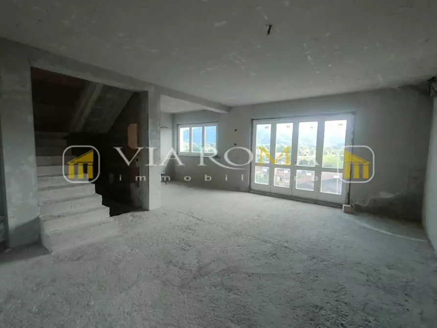 Immagine 3 di Villa in vendita  a Lucca