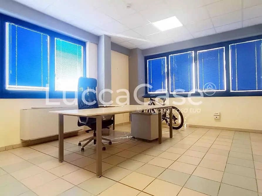 Immagine 11 di Ufficio in affitto  a Lucca