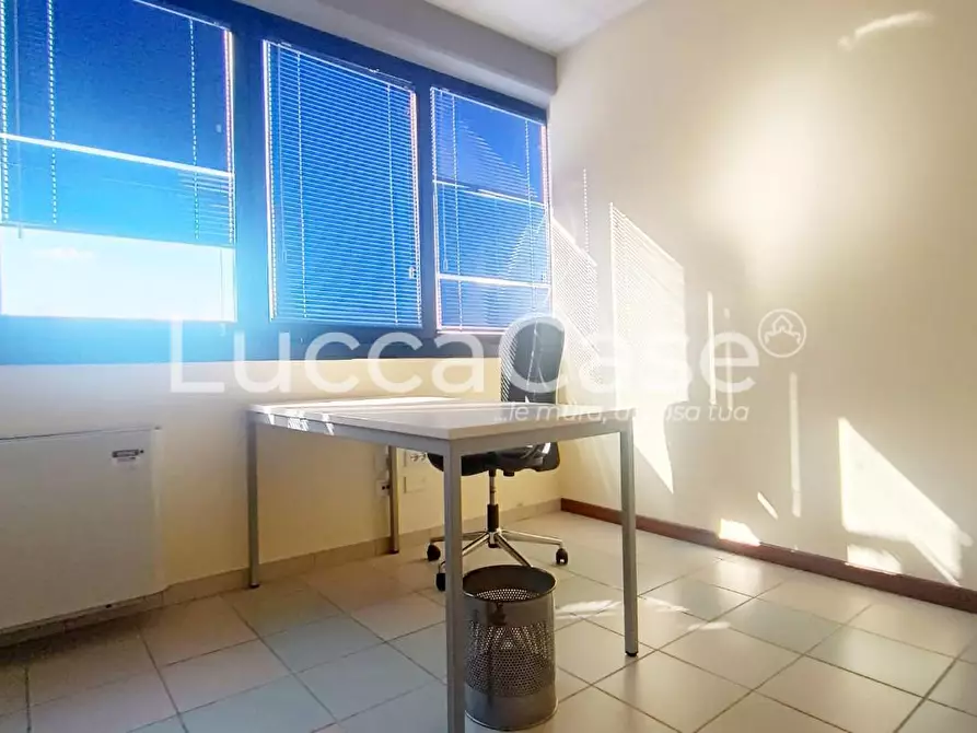 Immagine 14 di Ufficio in affitto  a Lucca