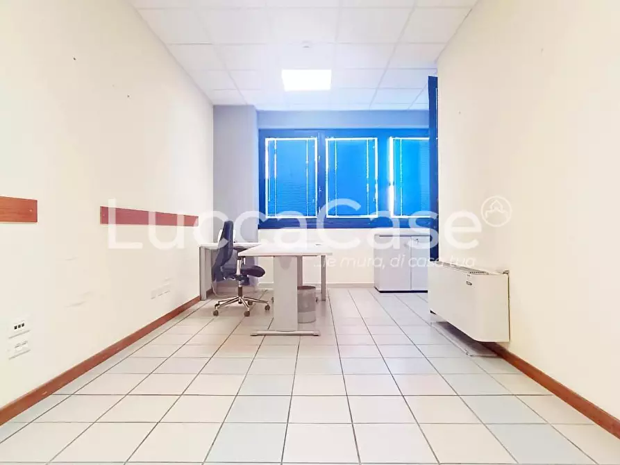 Immagine 7 di Ufficio in affitto  a Lucca