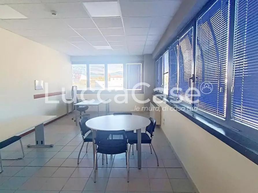 Immagine 5 di Ufficio in affitto  a Lucca