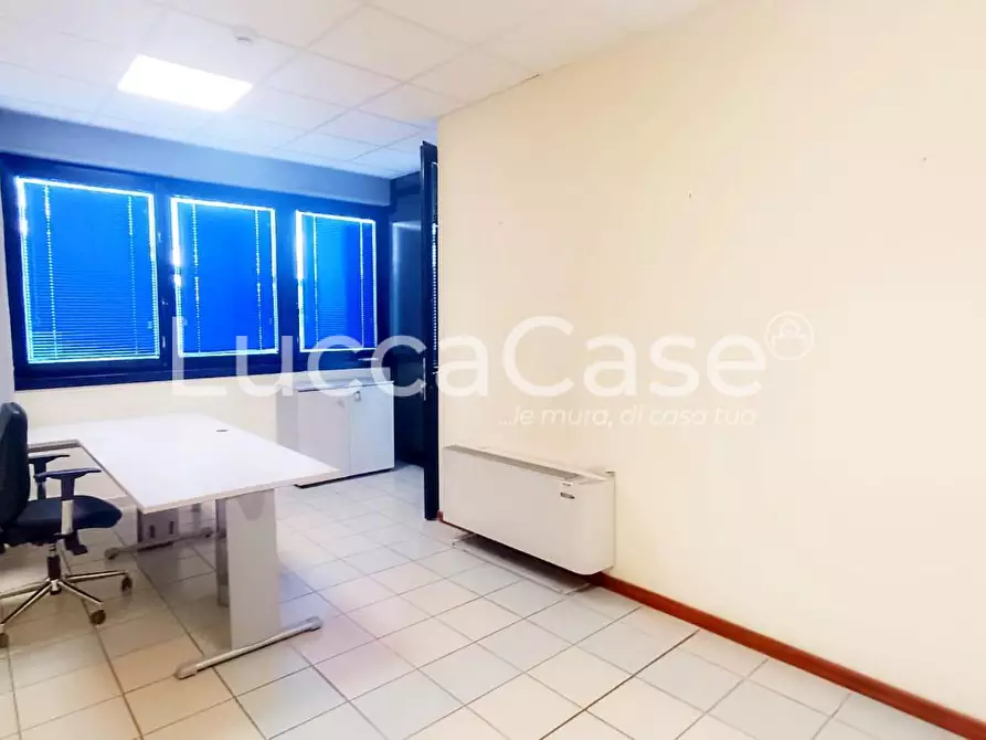 Immagine 8 di Ufficio in affitto  a Lucca