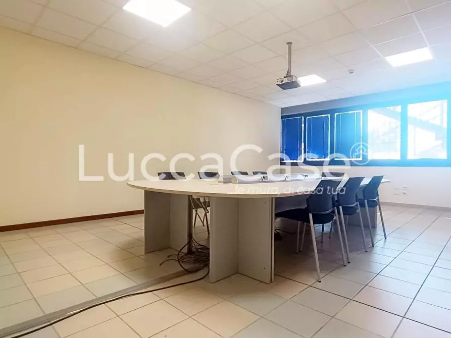 Immagine 15 di Ufficio in affitto  a Lucca