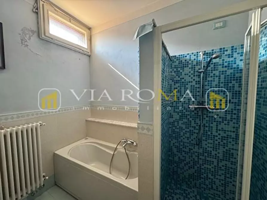 Immagine 11 di Appartamento in vendita  a Lucca