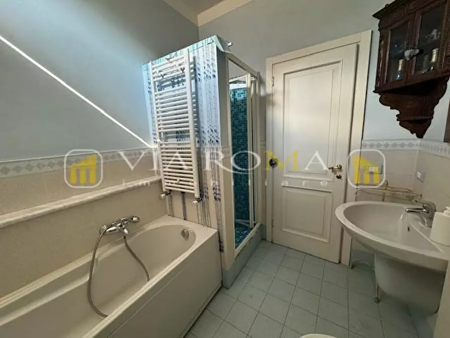 Immagine 10 di Appartamento in vendita  a Lucca