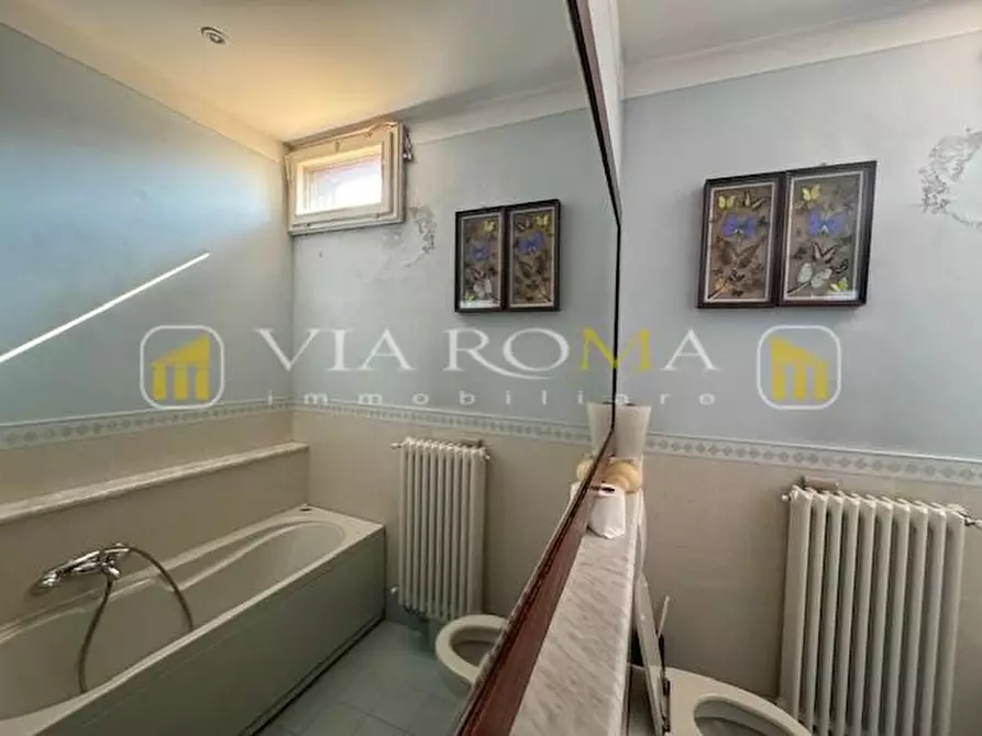 Immagine 12 di Appartamento in vendita  a Lucca