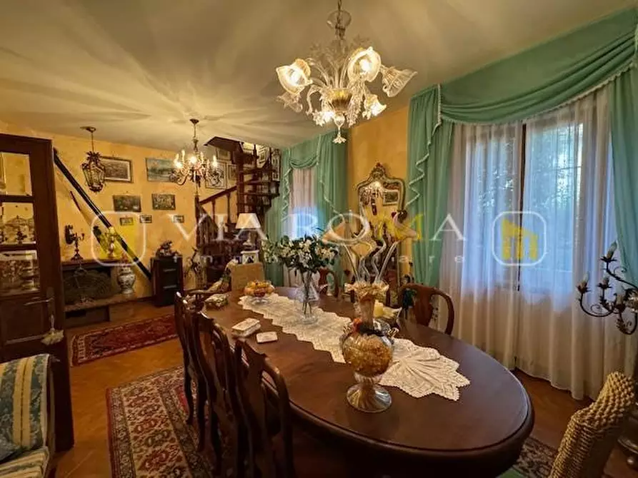 Immagine 2 di Villa in vendita  a Pescaglia