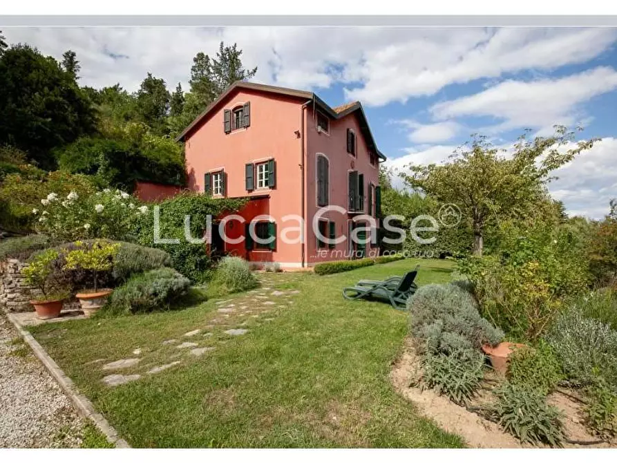 Immagine 1 di Villa in vendita  a Lucca