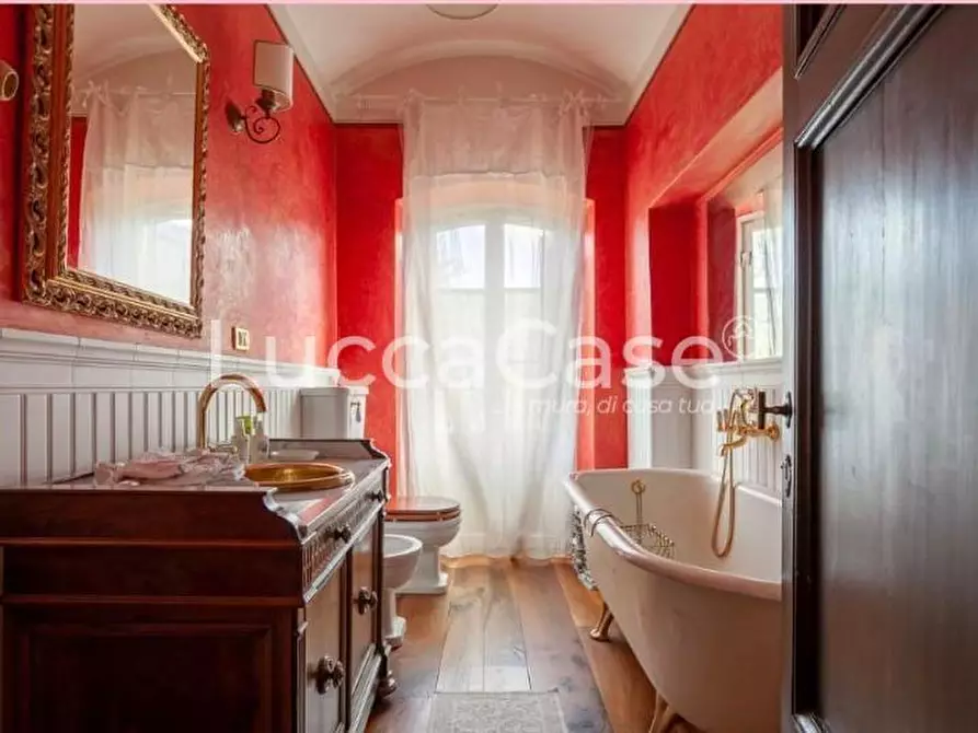 Immagine 50 di Villa in vendita  a Lucca