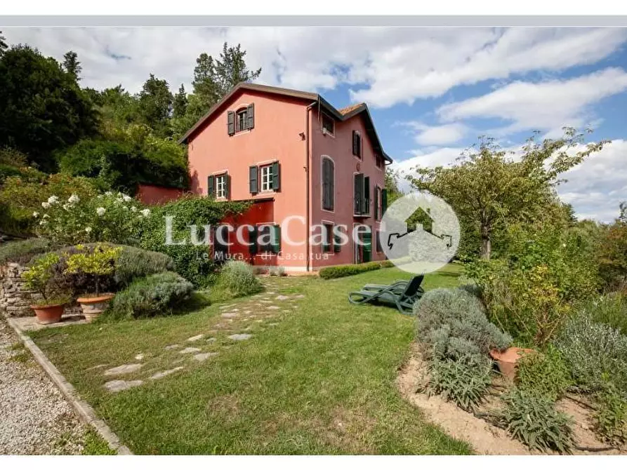 Immagine 1 di Villa in vendita  a Lucca