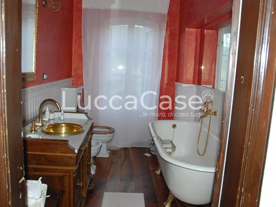 Immagine 14 di Villa in vendita  a Lucca