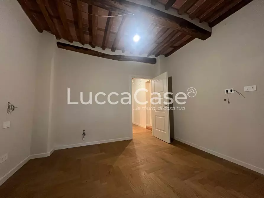 Immagine 10 di Appartamento in vendita  a Lucca