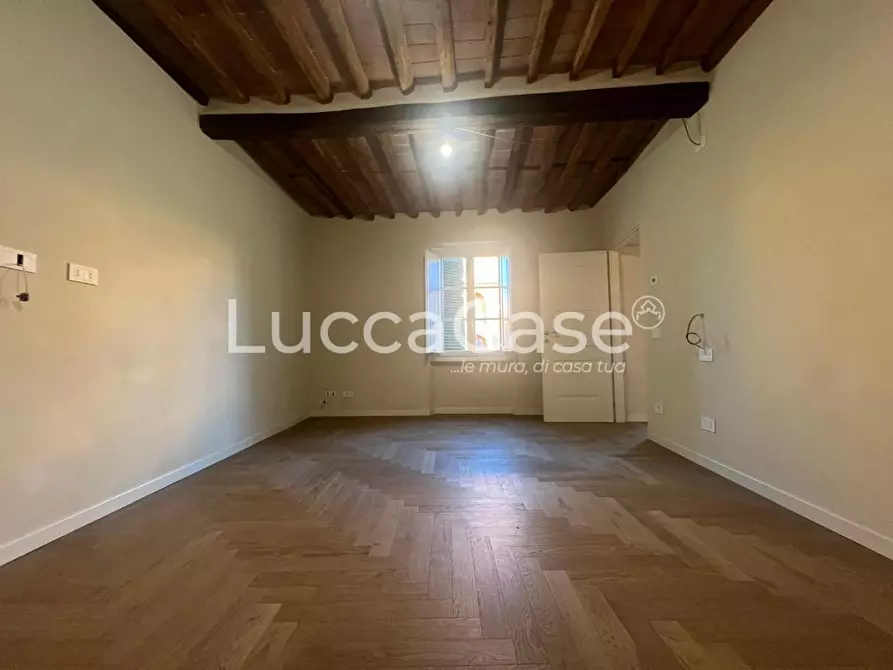 Immagine 2 di Appartamento in vendita  a Lucca