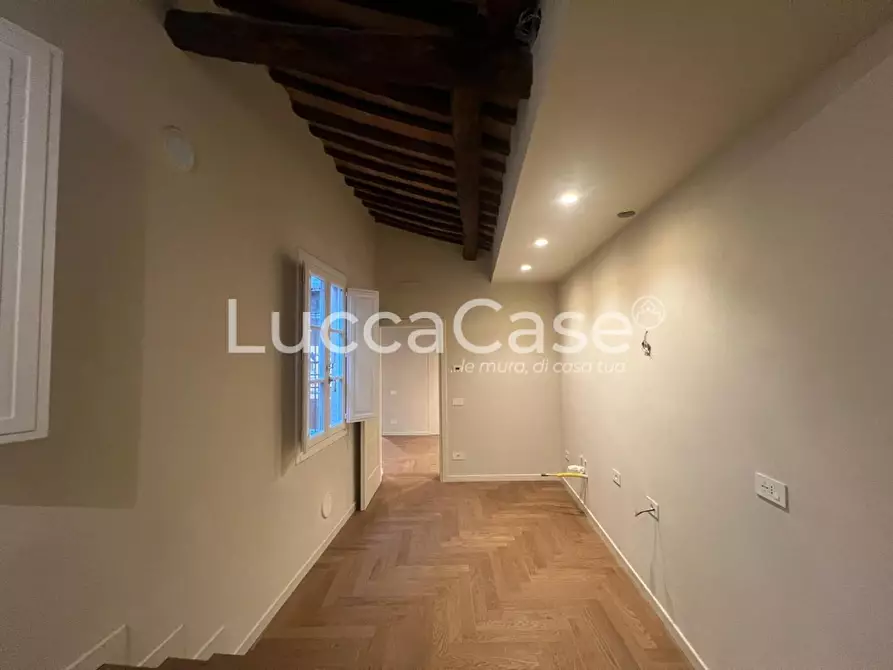 Immagine 16 di Appartamento in vendita  a Lucca