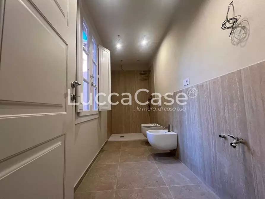 Immagine 14 di Appartamento in vendita  a Lucca