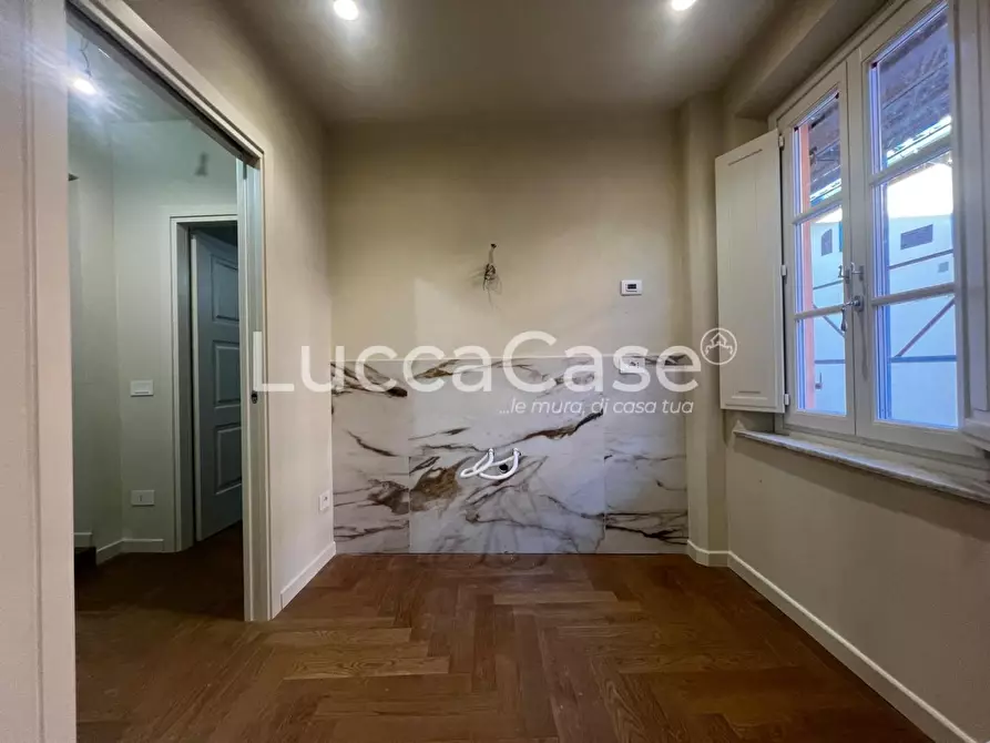 Immagine 12 di Appartamento in vendita  a Lucca