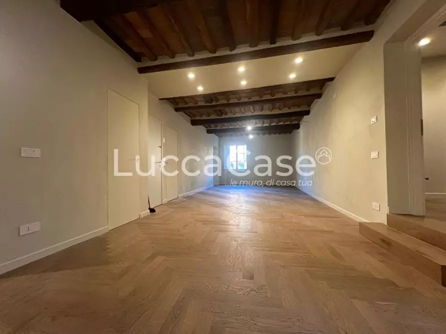 Immagine 11 di Appartamento in vendita  a Lucca