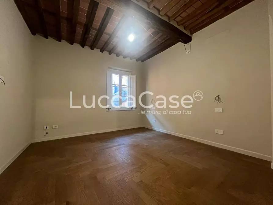 Immagine 9 di Appartamento in vendita  a Lucca