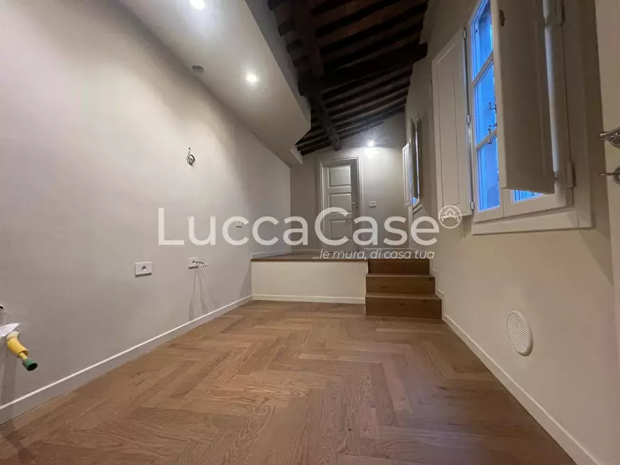Immagine 13 di Appartamento in vendita  a Lucca