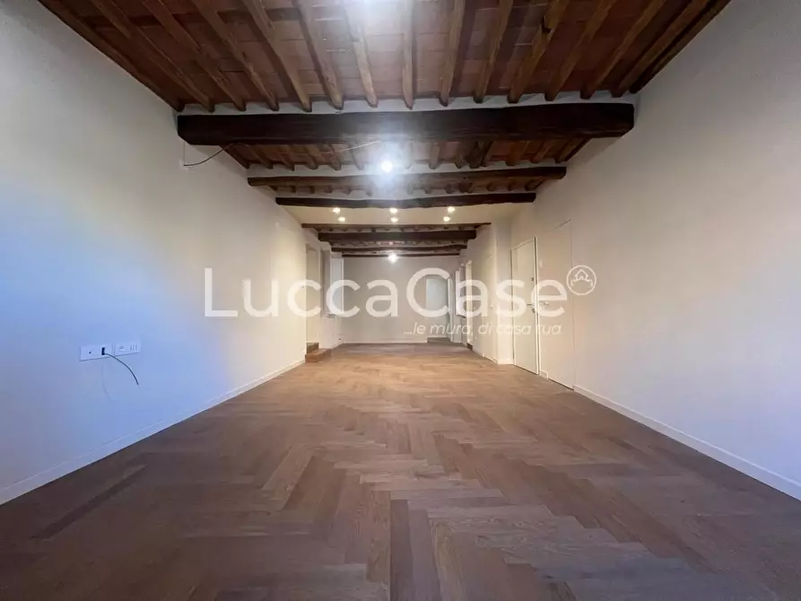 Immagine 17 di Appartamento in vendita  a Lucca