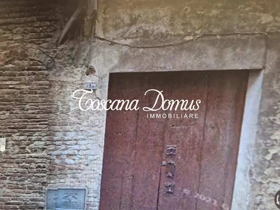 Immagine 1 di Locale commerciale in vendita  a Siena