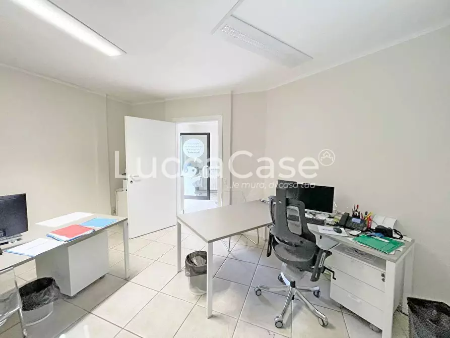 Immagine 20 di Ufficio in affitto  a Lucca