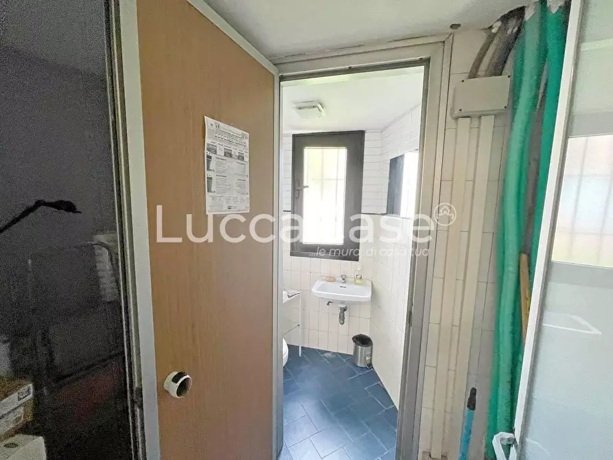 Immagine 21 di Ufficio in affitto  a Lucca