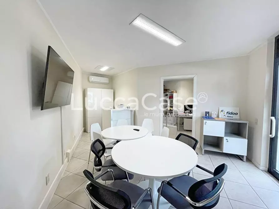 Immagine 22 di Ufficio in affitto  a Lucca