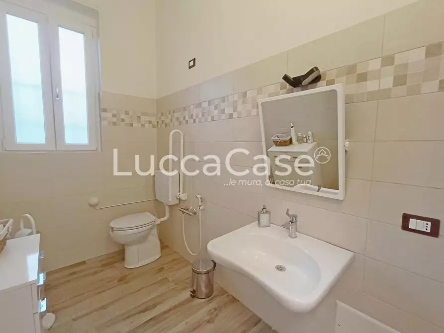 Immagine 17 di Ufficio in affitto  a Lucca