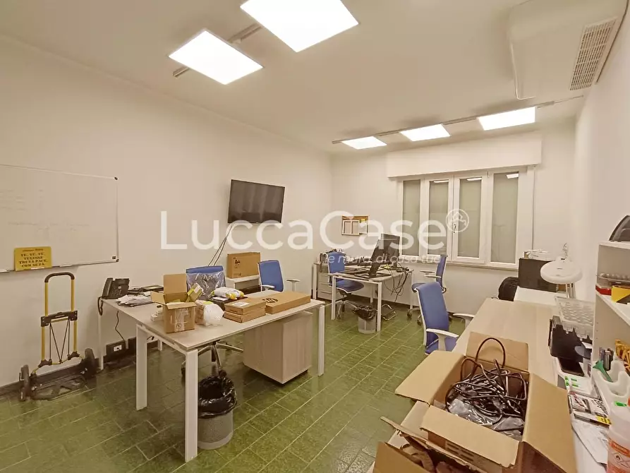 Immagine 11 di Ufficio in affitto  a Lucca