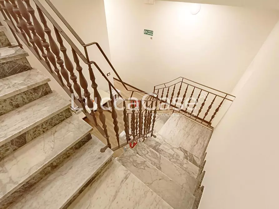 Immagine 15 di Ufficio in affitto  a Lucca