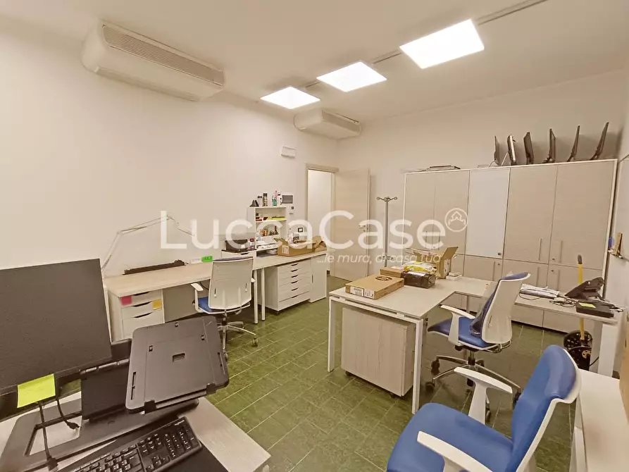 Immagine 9 di Ufficio in affitto  a Lucca