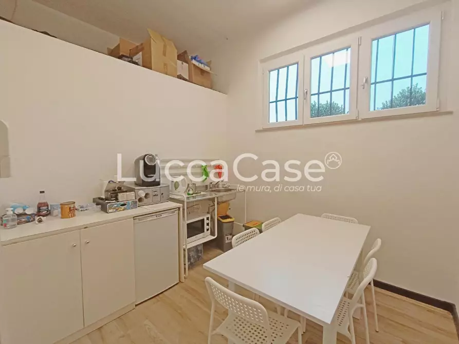 Immagine 12 di Ufficio in affitto  a Lucca