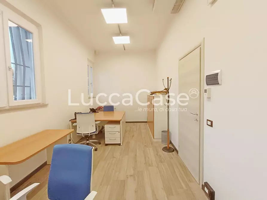 Immagine 3 di Ufficio in affitto  a Lucca