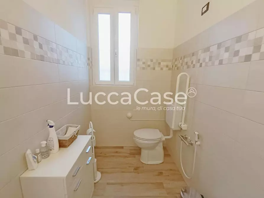 Immagine 16 di Ufficio in affitto  a Lucca