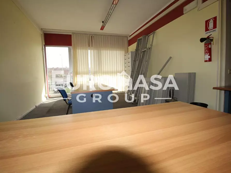 Immagine 19 di Locale commerciale in affitto  a Capannori