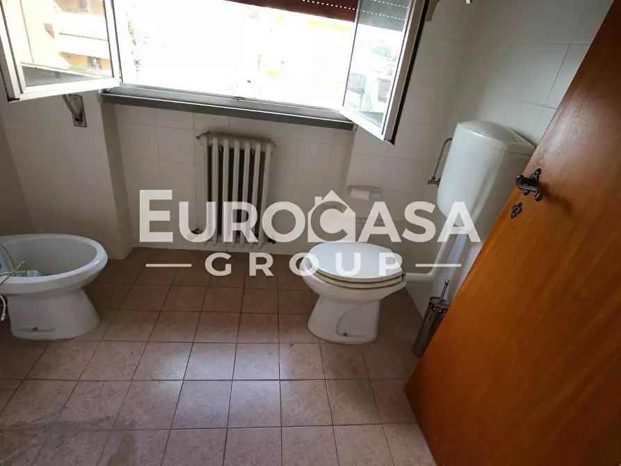 Immagine 14 di Locale commerciale in affitto  a Capannori