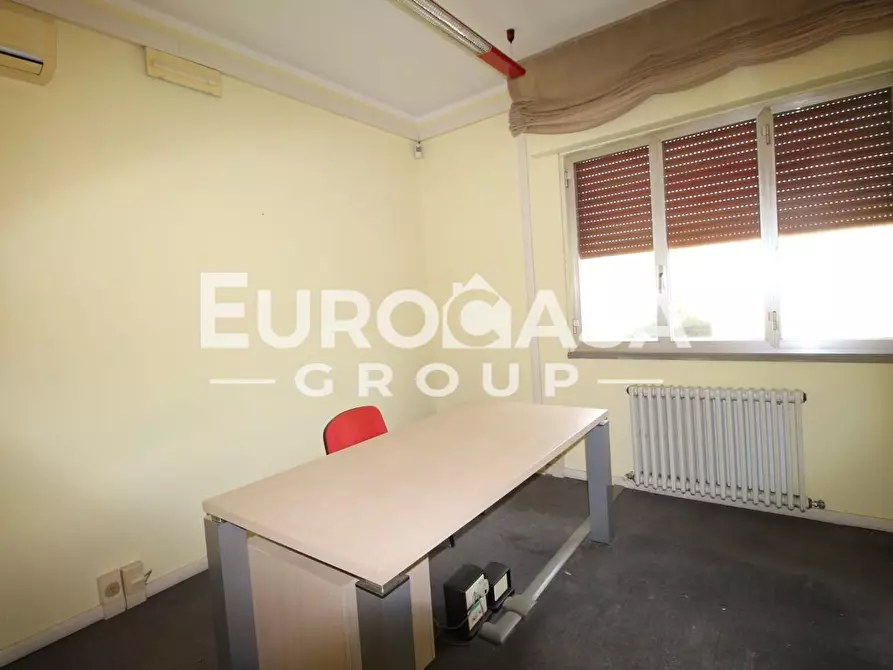 Immagine 10 di Locale commerciale in affitto  a Capannori