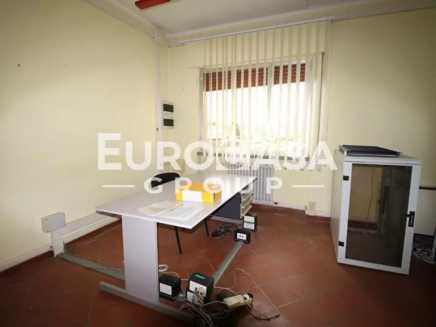 Immagine 15 di Locale commerciale in affitto  a Capannori