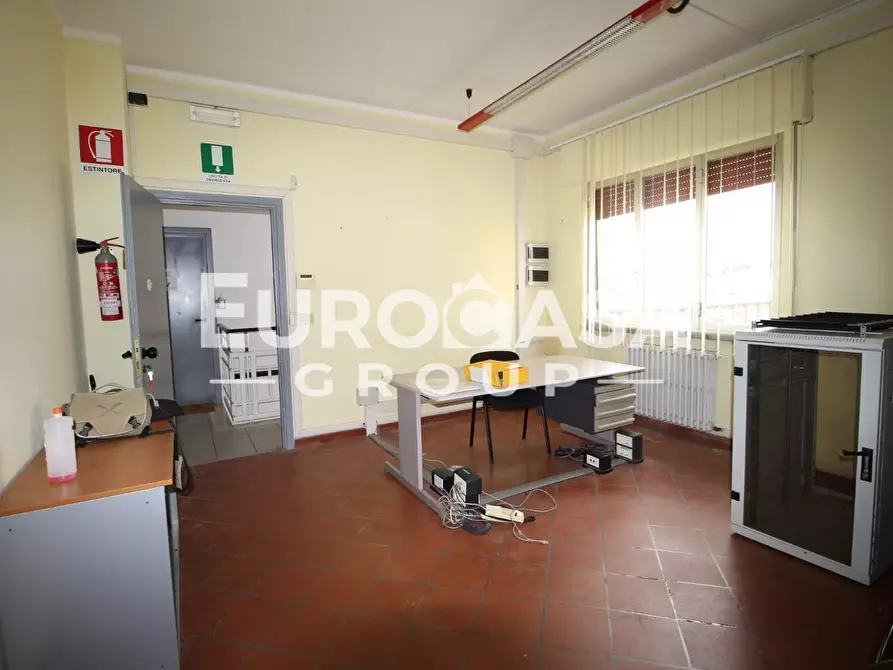Immagine 2 di Locale commerciale in affitto  a Capannori