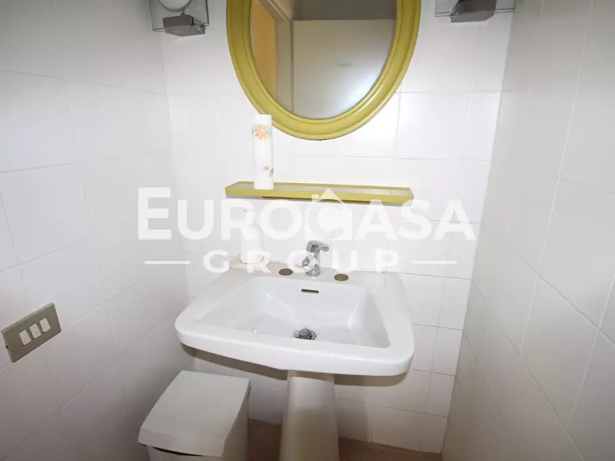 Immagine 17 di Locale commerciale in affitto  a Capannori