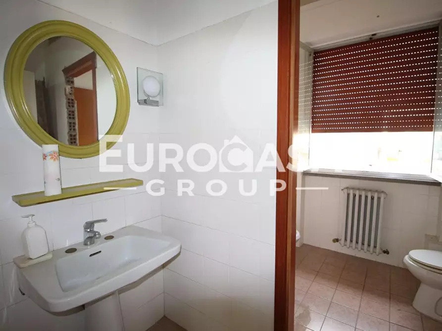 Immagine 18 di Locale commerciale in affitto  a Capannori