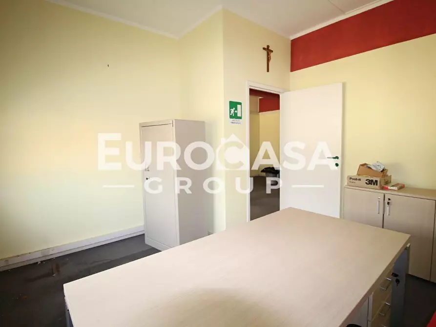 Immagine 12 di Locale commerciale in affitto  a Capannori