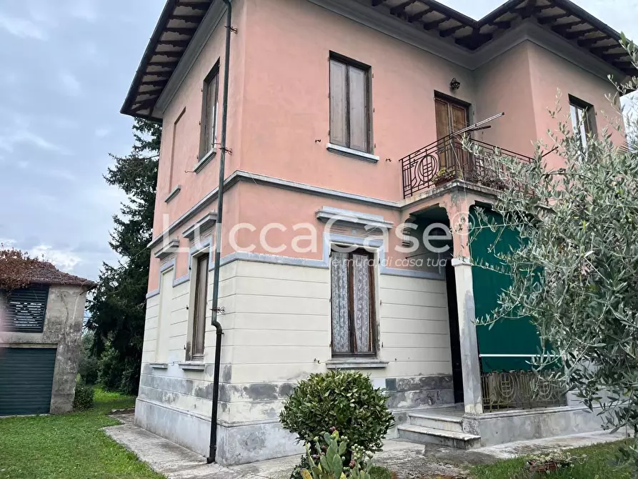 Immagine 2 di Villa in vendita  a Lucca
