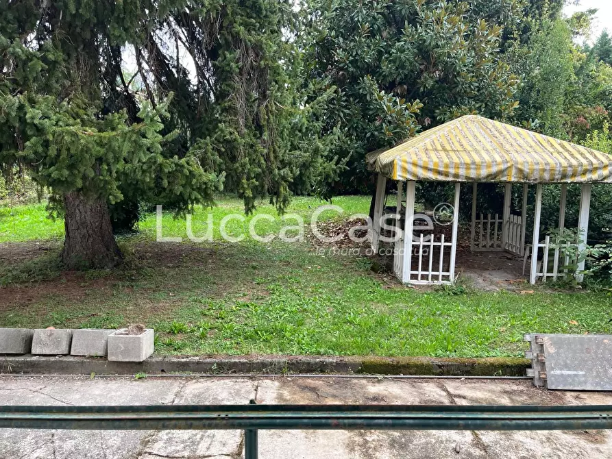 Immagine 8 di Villa in vendita  a Lucca