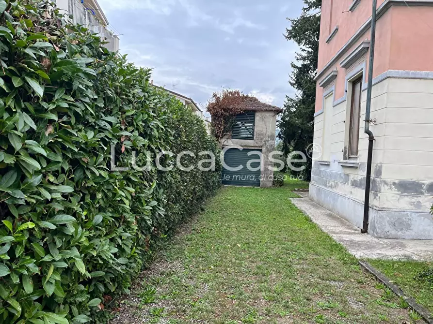 Immagine 6 di Villa in vendita  a Lucca