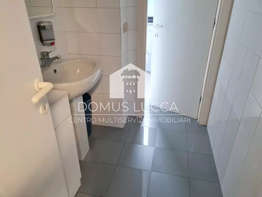 Immagine 10 di Appartamento in affitto  a Lucca