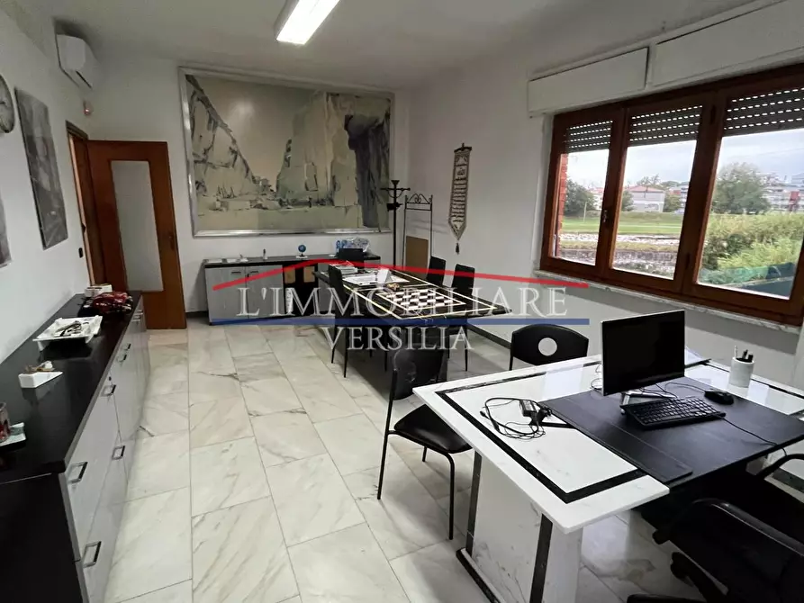 Immagine 10 di Attività artigianale in vendita  a Massa