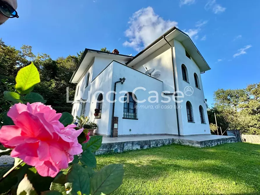 Immagine 18 di Villa in vendita  a Capannori