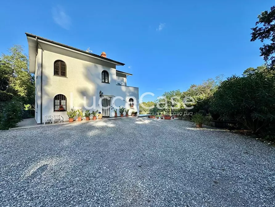 Immagine 9 di Villa in vendita  a Capannori